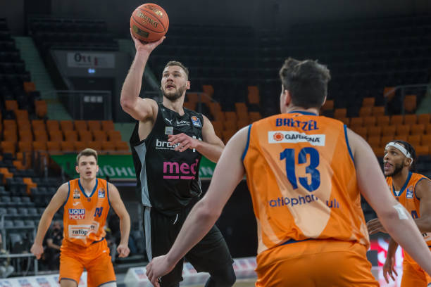 背后更是一 背后更是一